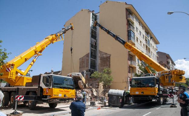 Operativo con dos grúas para retirar la maquinaria accidentada, este jueves, en la calle Ezequiel González de Segovia. 