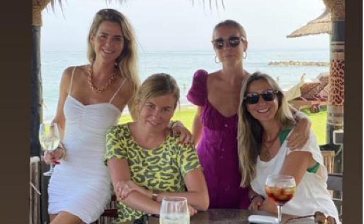 Amelia Bono, junto a unas amigas. 