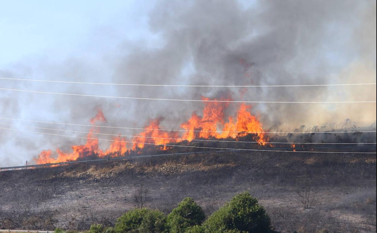 Imagen de las llamas en el incendio declarado en Trabadelo. 