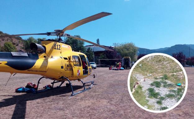 Imagen del lugar del rescate y uno de los helicópteros utilizados para dicho fin.