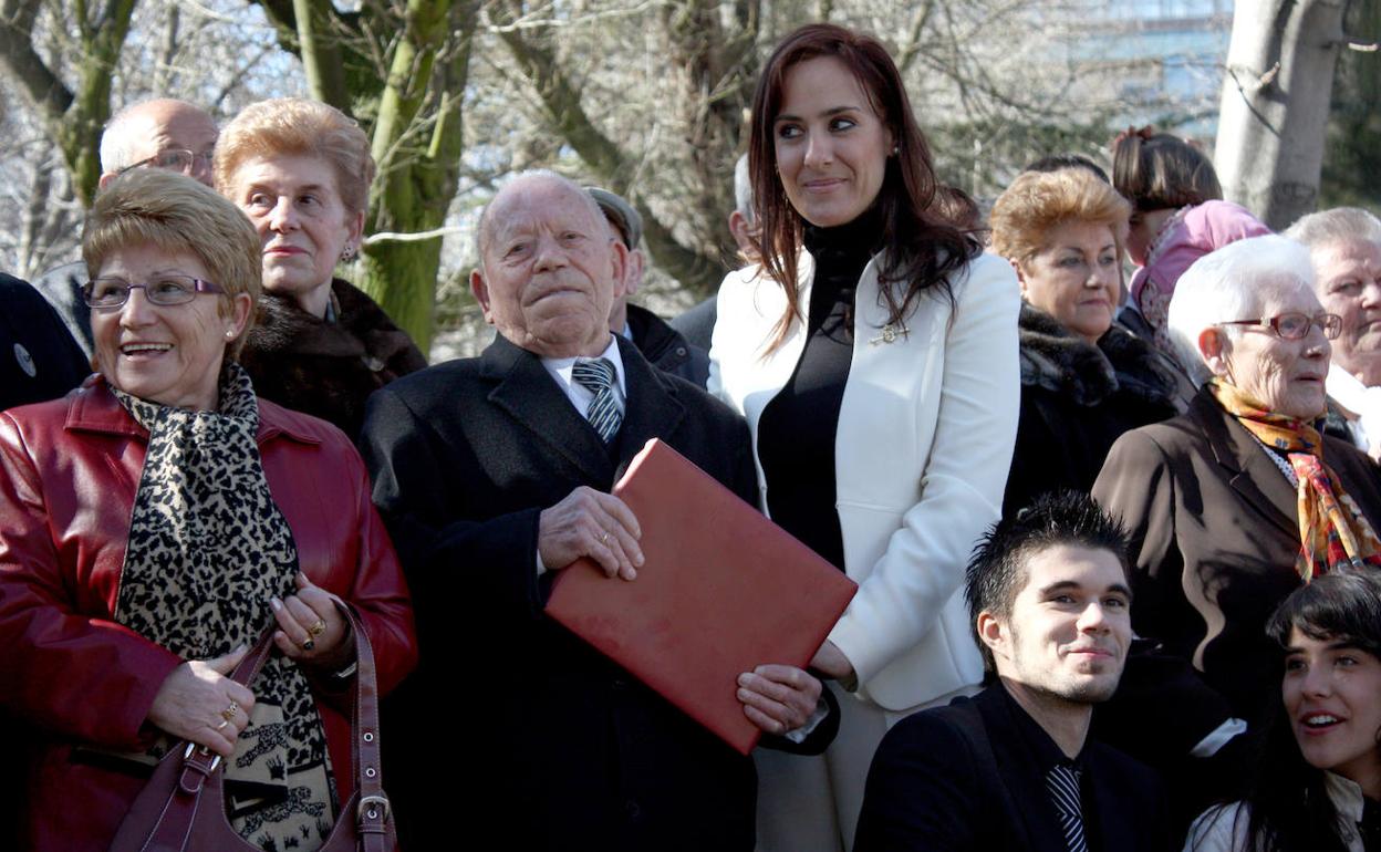 Saturnino de la Fuente celebra sus cien años rodeado de toda su familia.