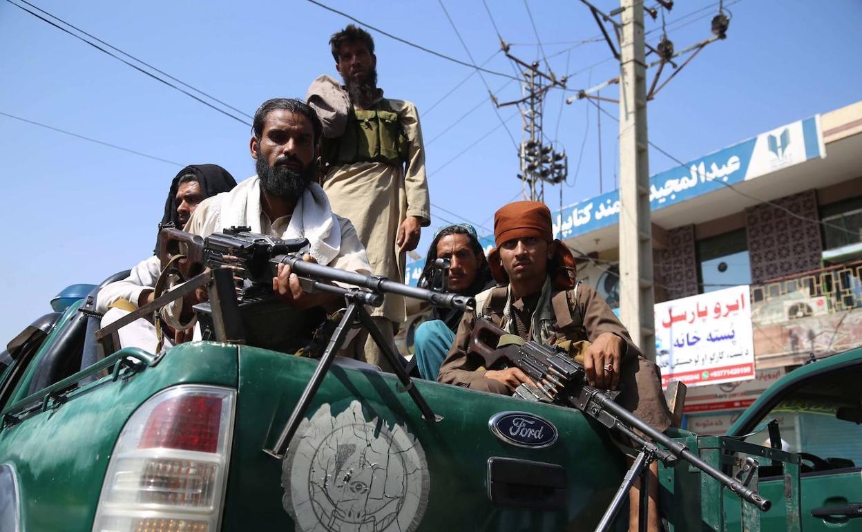 Soldados talibanes fuertemente armados en Jalababad.