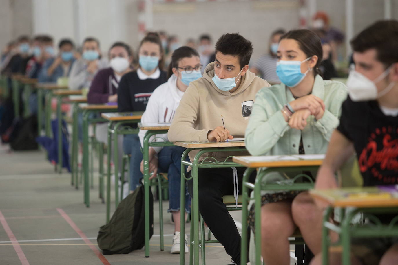 Alumnos de secundaria durante un examen.