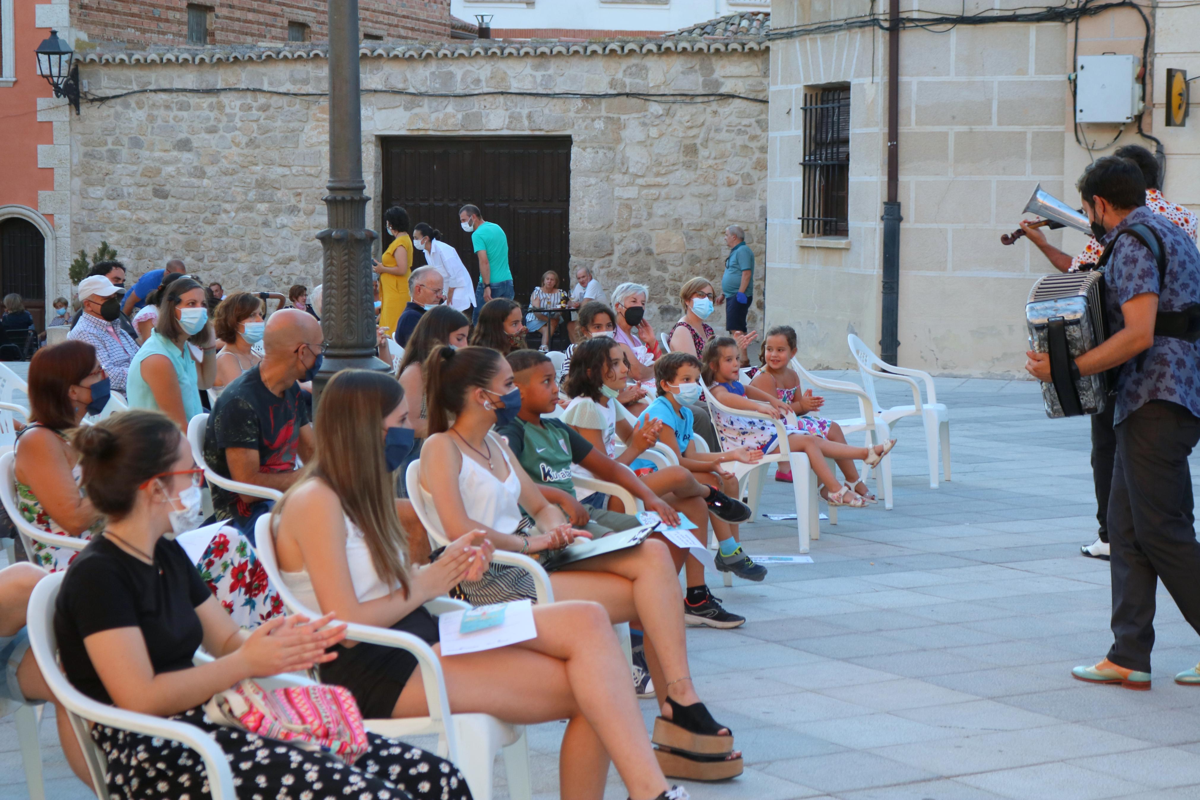 Fetén Fetén entusiasmó al numeroso público congregado en Baltanás