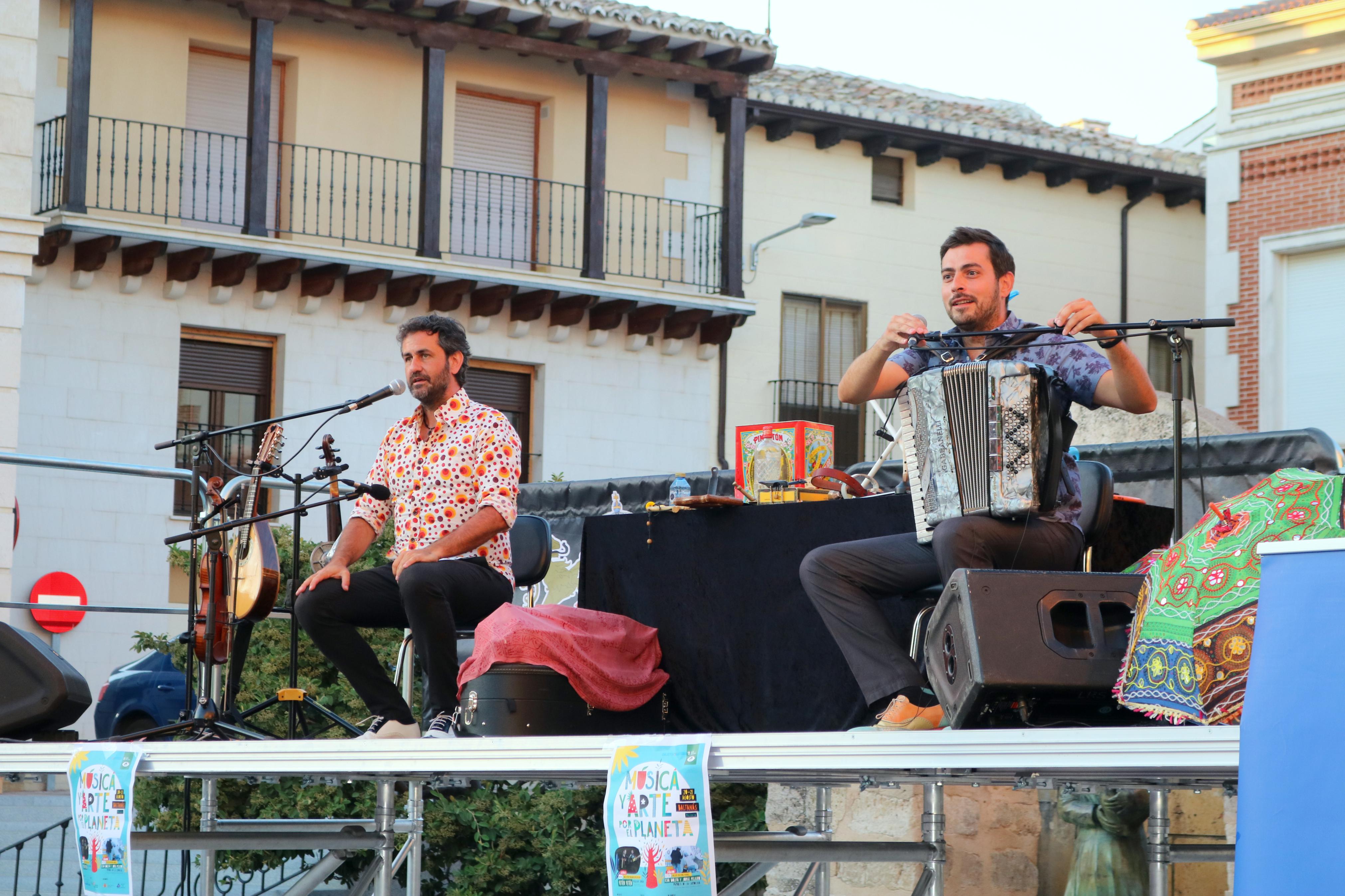 Fetén Fetén entusiasmó al numeroso público congregado en Baltanás