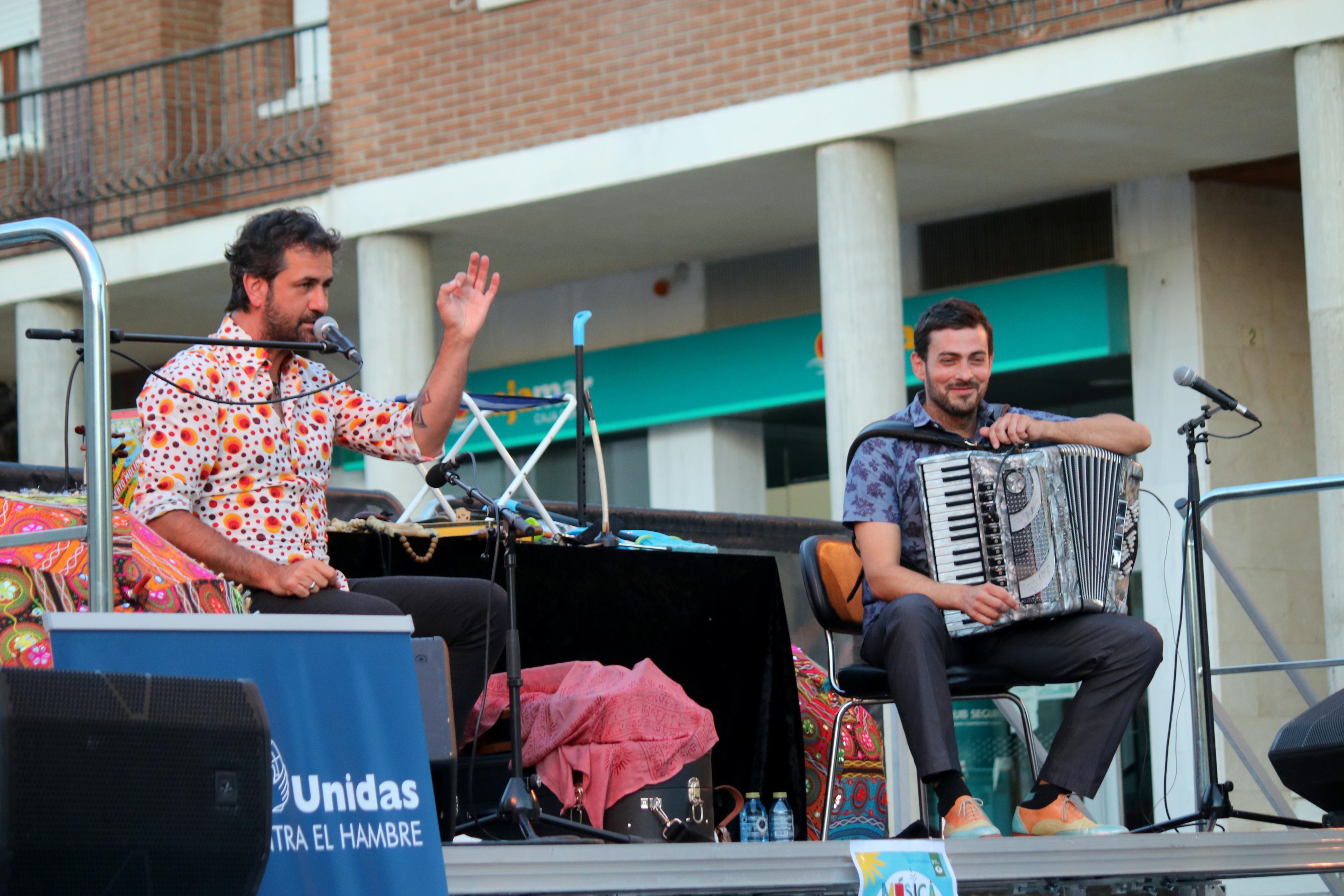 Fetén Fetén entusiasmó al numeroso público congregado en Baltanás