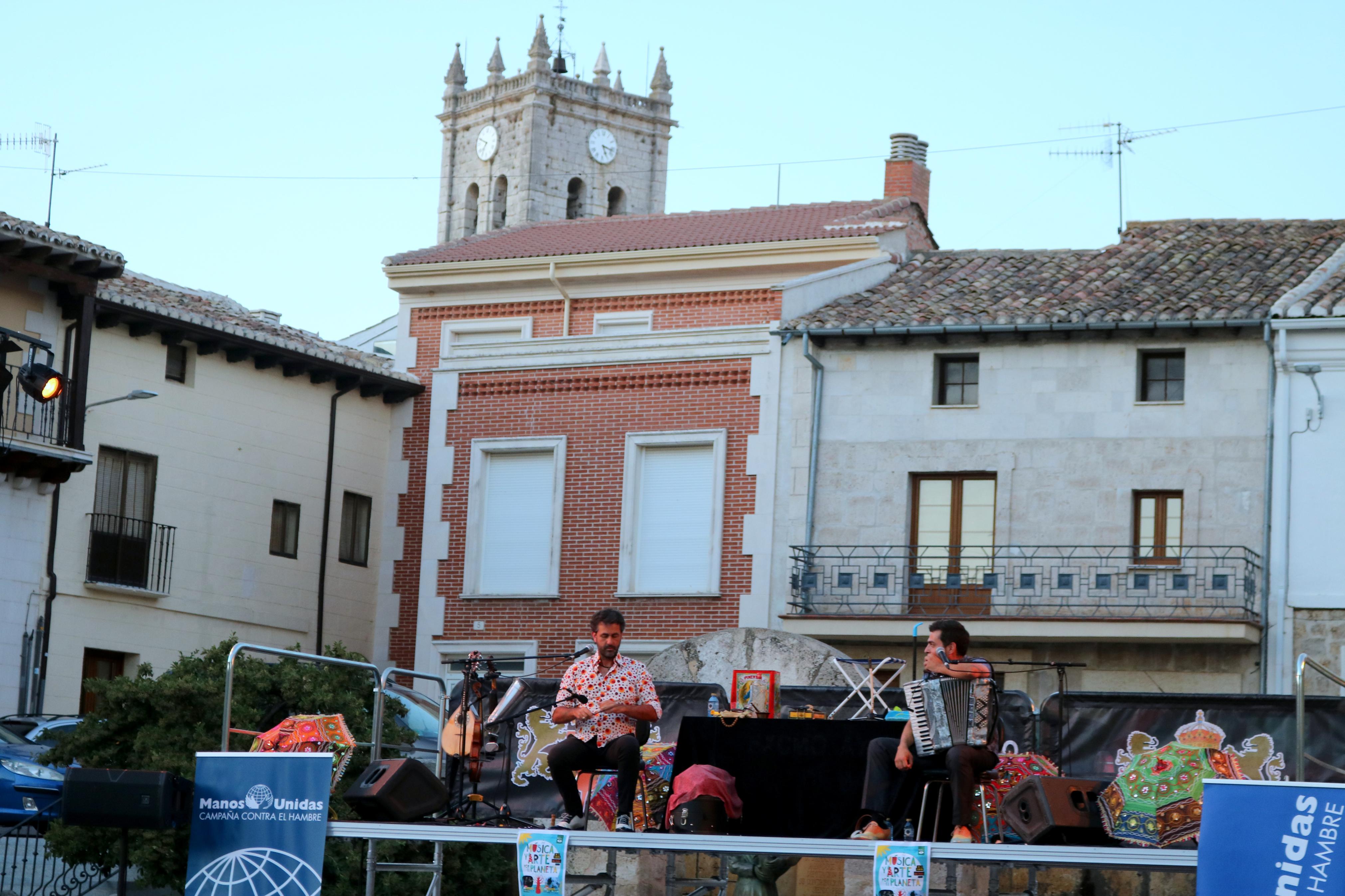 Fetén Fetén entusiasmó al numeroso público congregado en Baltanás