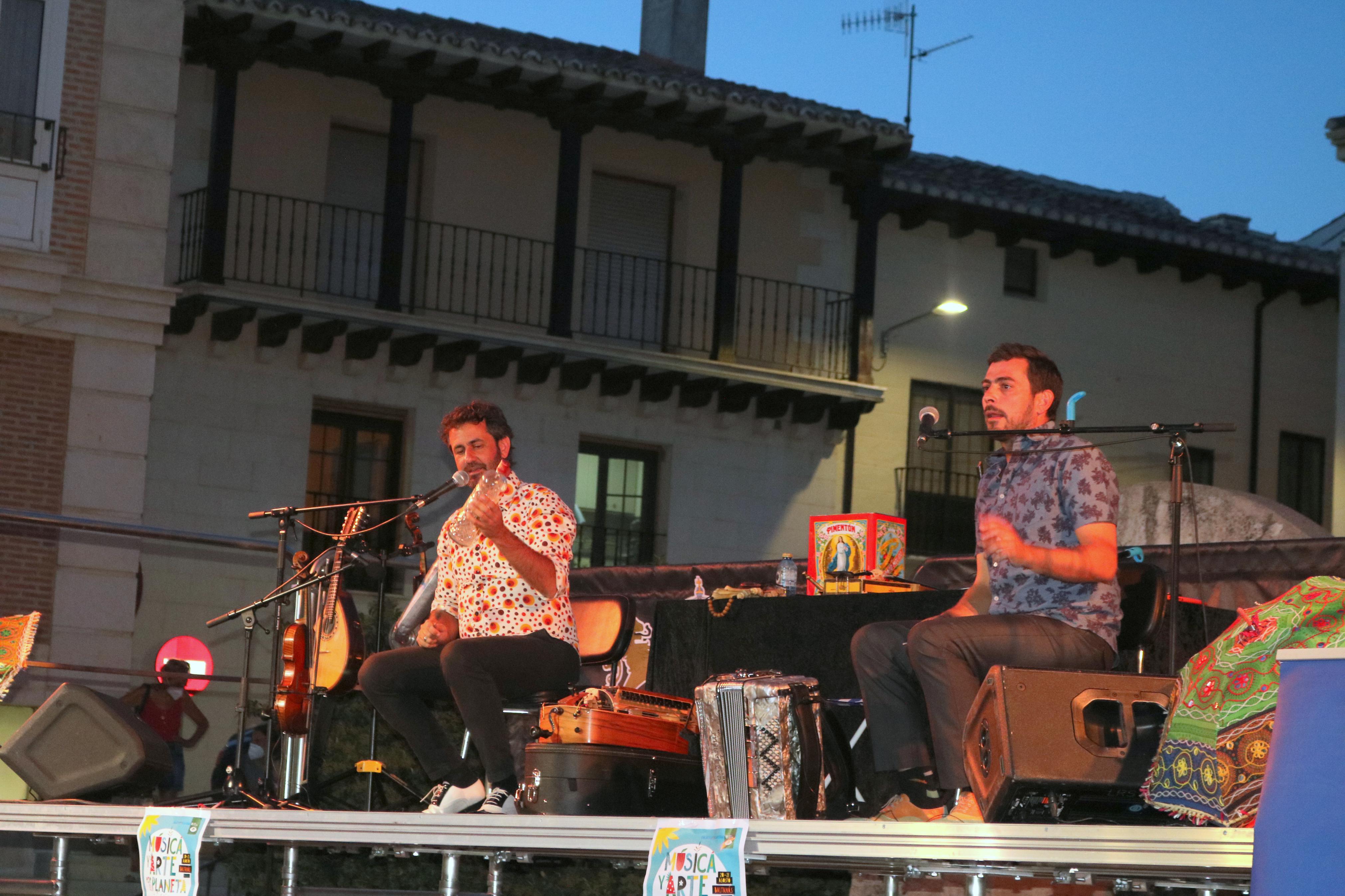 Fetén Fetén entusiasmó al numeroso público congregado en Baltanás