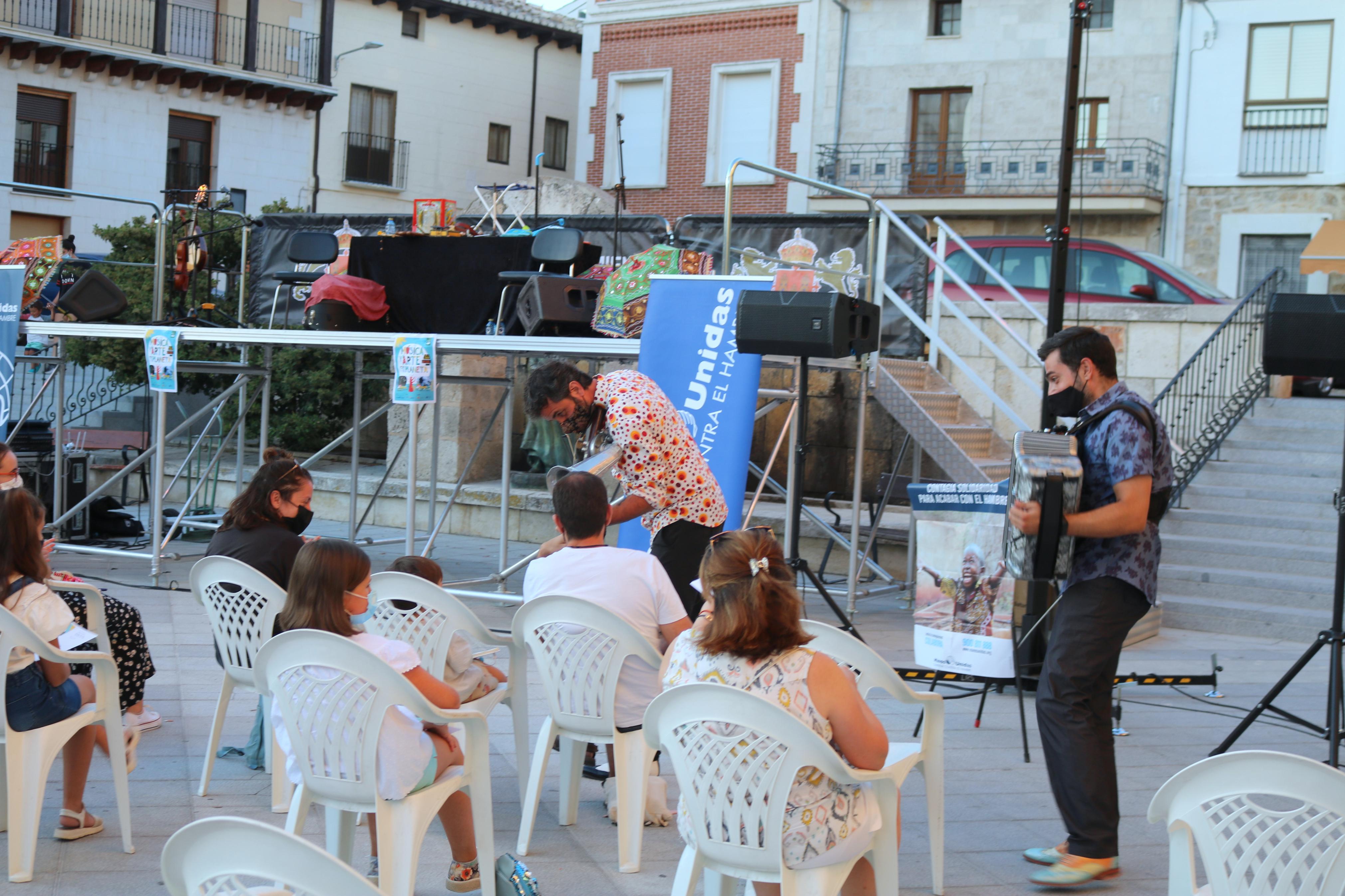 Fetén Fetén entusiasmó al numeroso público congregado en Baltanás