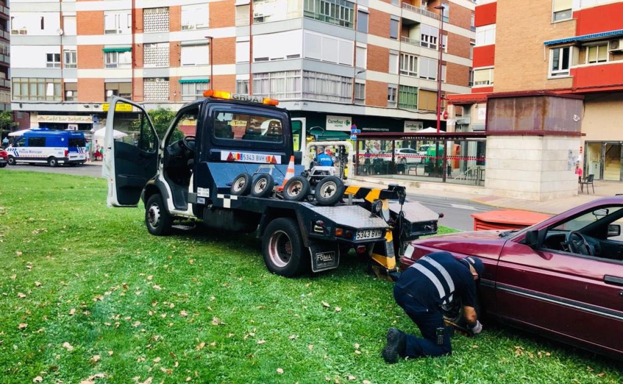 La grúa retira el coche del accidentado. 