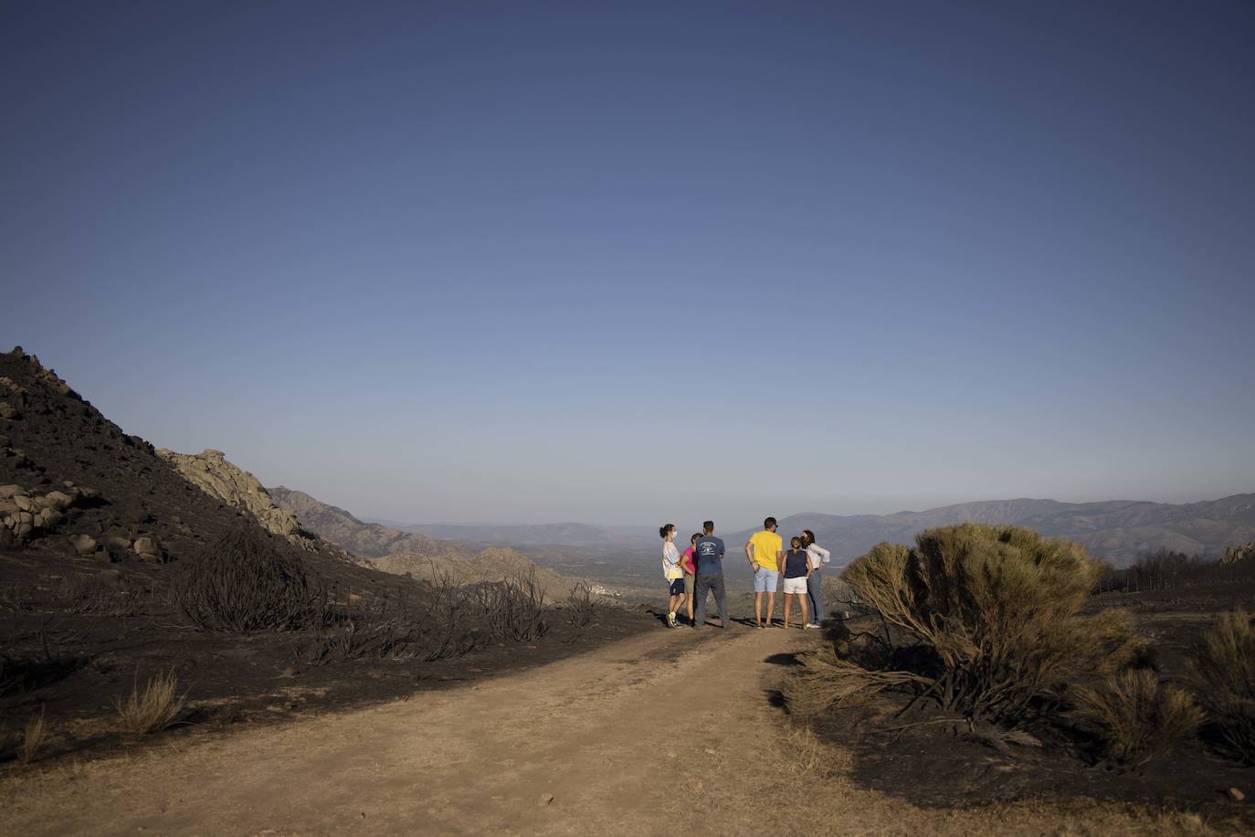 Los vecinos de Navalacruz recorren la zona quemada, una semana después