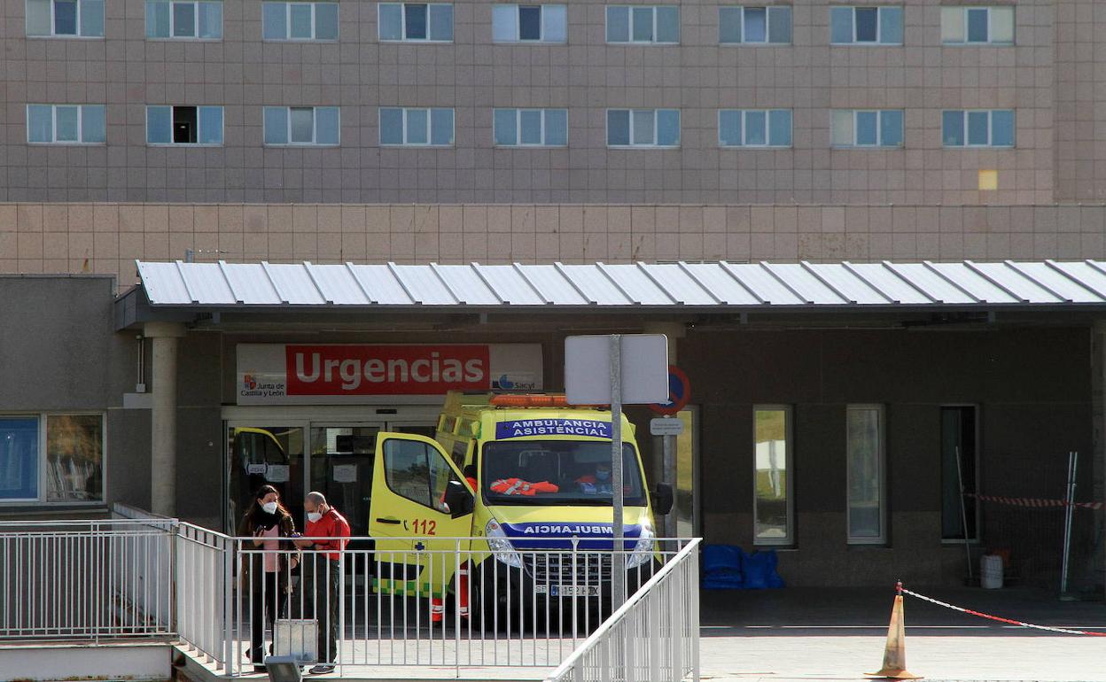 Ambulancia como las desplazadas al lugar del accidente, en la entrada a Urgencias del Hospital de Segovia. 