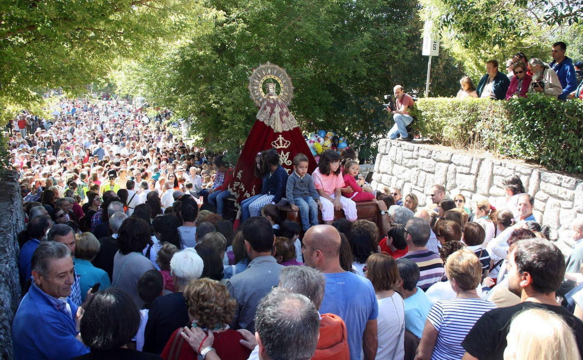 Imagen del fervor con que se ha vivido en ocasiones anteriores la procesión de la Virgen del Henar en Cuéllar, provincia de Segovia. 