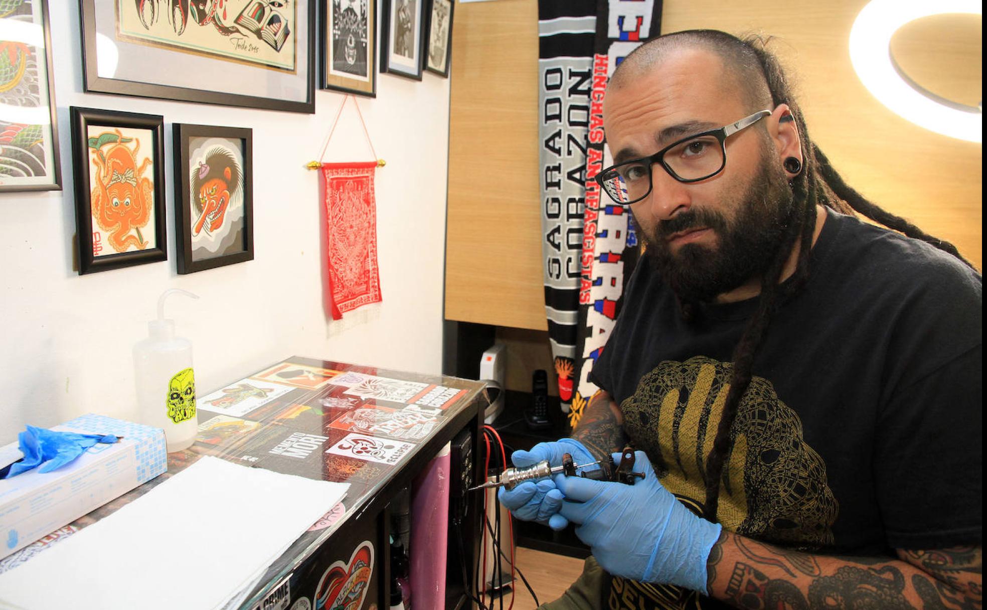 Javier Loygorri, en su estudio de tatuajes en Segovia. 