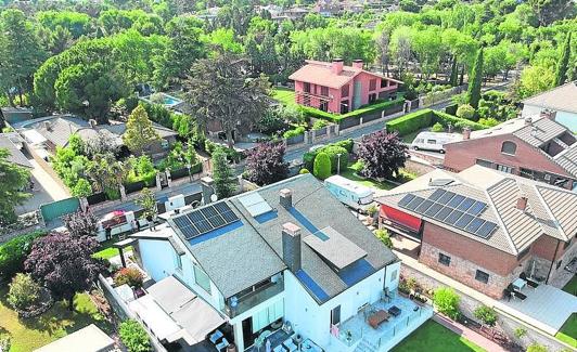 Viviendas unifamiliares con placas solares en sus tejados. 