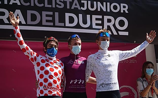 Podio de vencedores, los tres miembros del equipo Hot Tubes. 