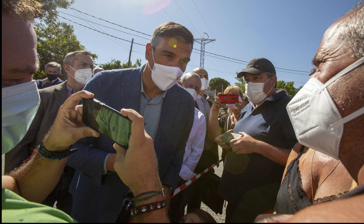 Pedro Sánchez se dirige a los vecinos de una de las localidades afectadas por el incendio. 