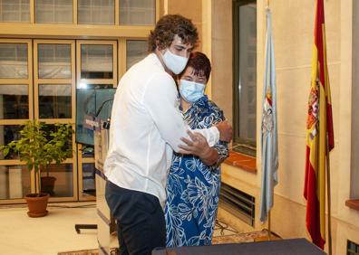 Imagen secundaria 1 - Arriba, David Llorente firma en el libro de honores de la ciudad de Segovia. Abajo, el piragüista recibe el abrazo de la alcaldesa, Clara Luquero, y la dedicatoria en un apágina especialmente dibujada con motivos de Tokio 2020.
