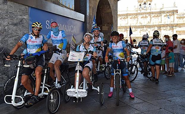 Los salmantinos Mercedes y Paco junto a Javier Pitillas y algunos participantes. 