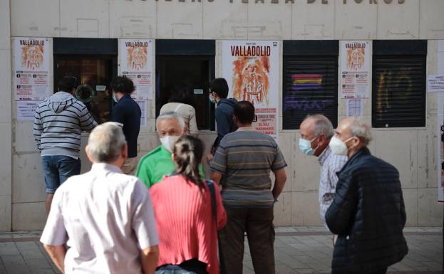 Colas en la plaza de toros de Valladolid.