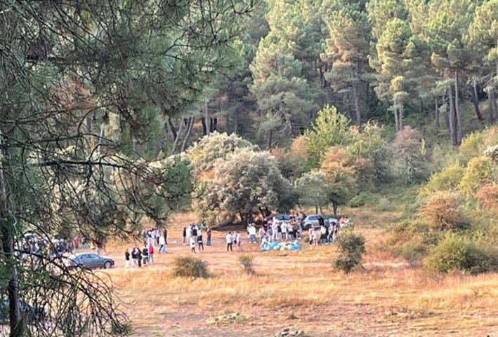 Los jóvenes, durante el macrobotellón. 