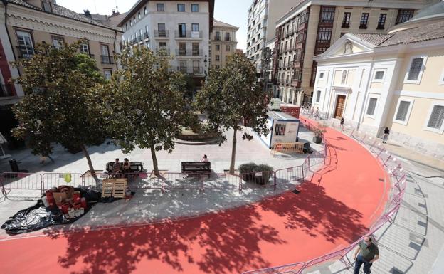 Los operarios ya han pintado de rojo Pasión y la plaza de Santa Ana.