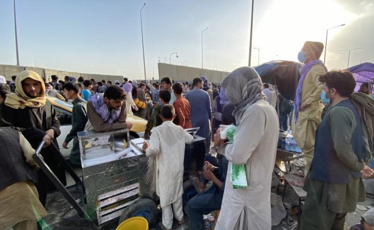 Una multitud de afgano rodea el aeropuerto de Kabul a la espera de poder abandonar el país.