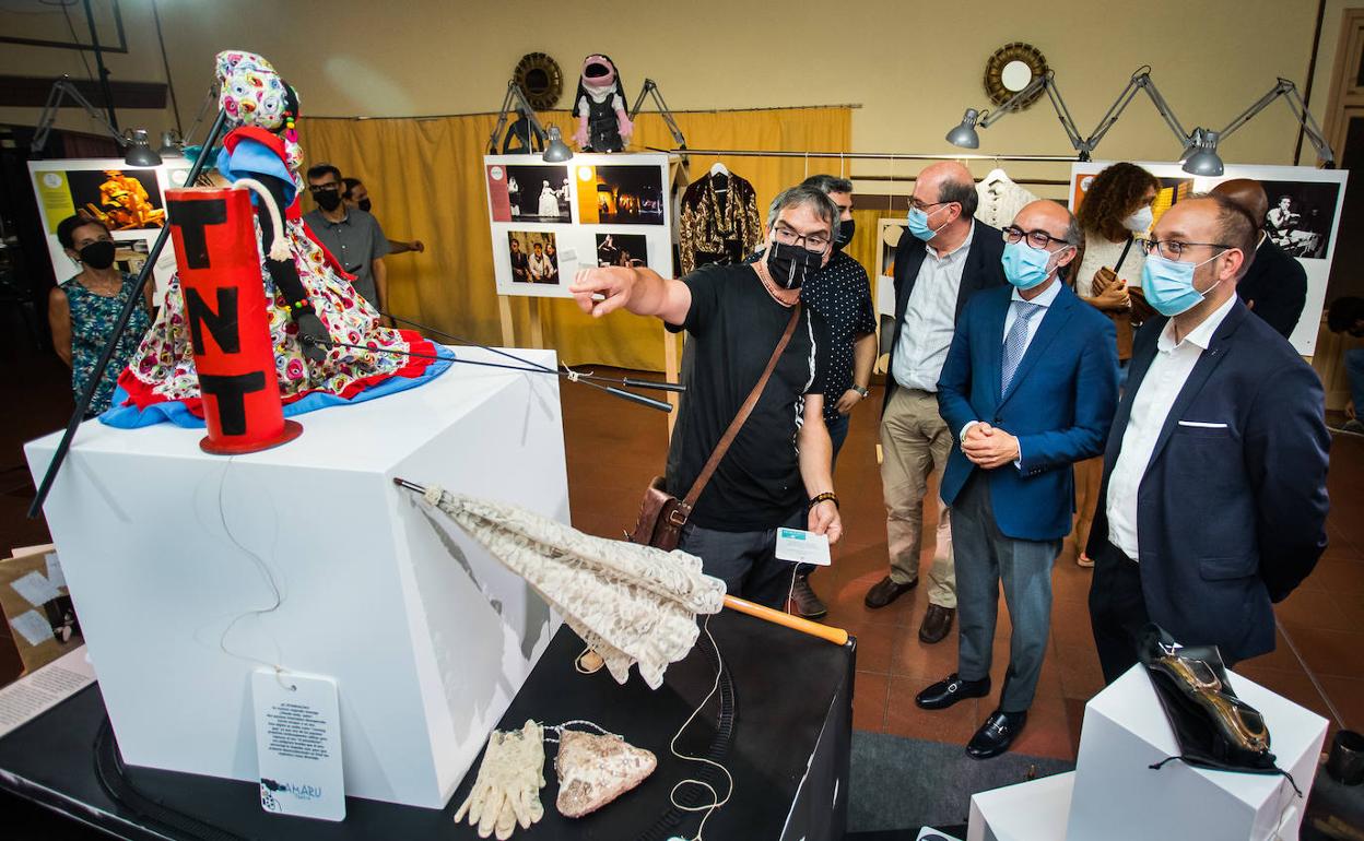 Javier Ortega, consejero de Cultura, en la exposición de Artesa. 