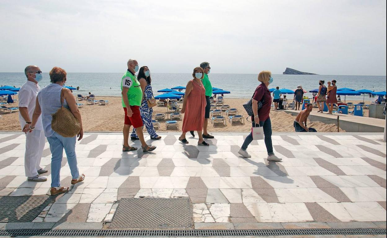 Miembros de una asociación de mayores viaja a Benidorm por la suspensión de los viajes del Imserso.