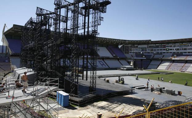 Montaje del escenario para el concierto. 