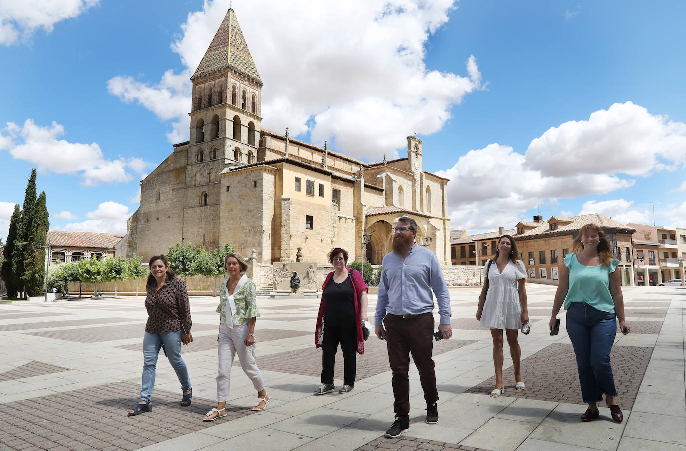 Participantes en el proyecto y responsables, junto a Santa Eulalia en Paredes de Nava. 