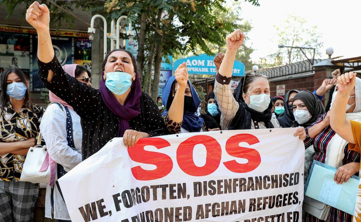 Un grupo de mujeres afganas reclaman no ser abandonadas en manos de los talibánb