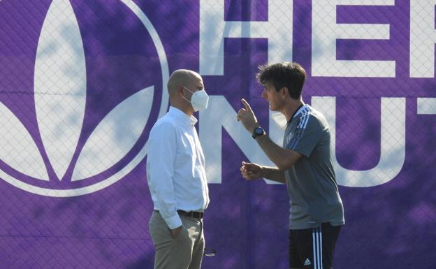 Pacheta (derecha) charla con Matthieu Fenaert antes del entrenamiento del Real Valladolid de este miércoles, en el que ya no ha participado Marcos André.