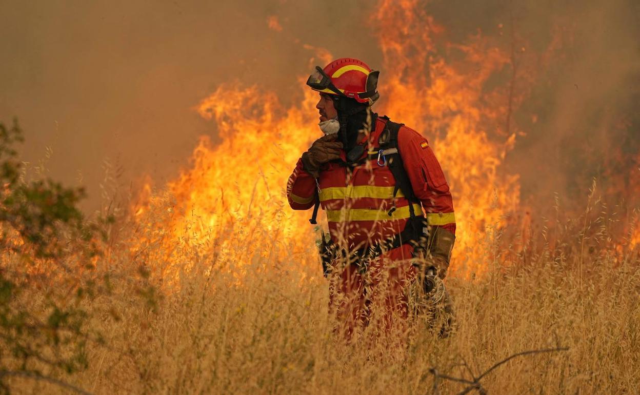 Un bombero, durante el incendio.