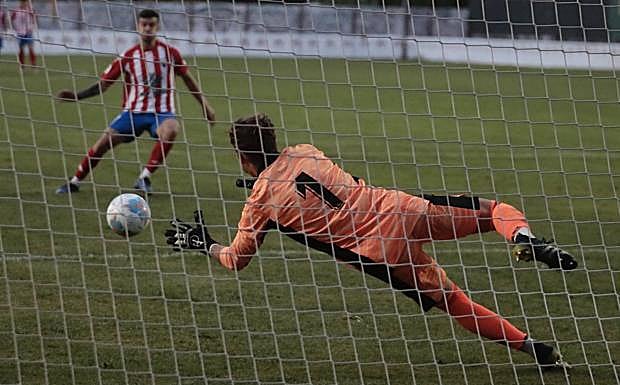 Meykher detiene el penalti decisivo en la tanda a Johny. 
