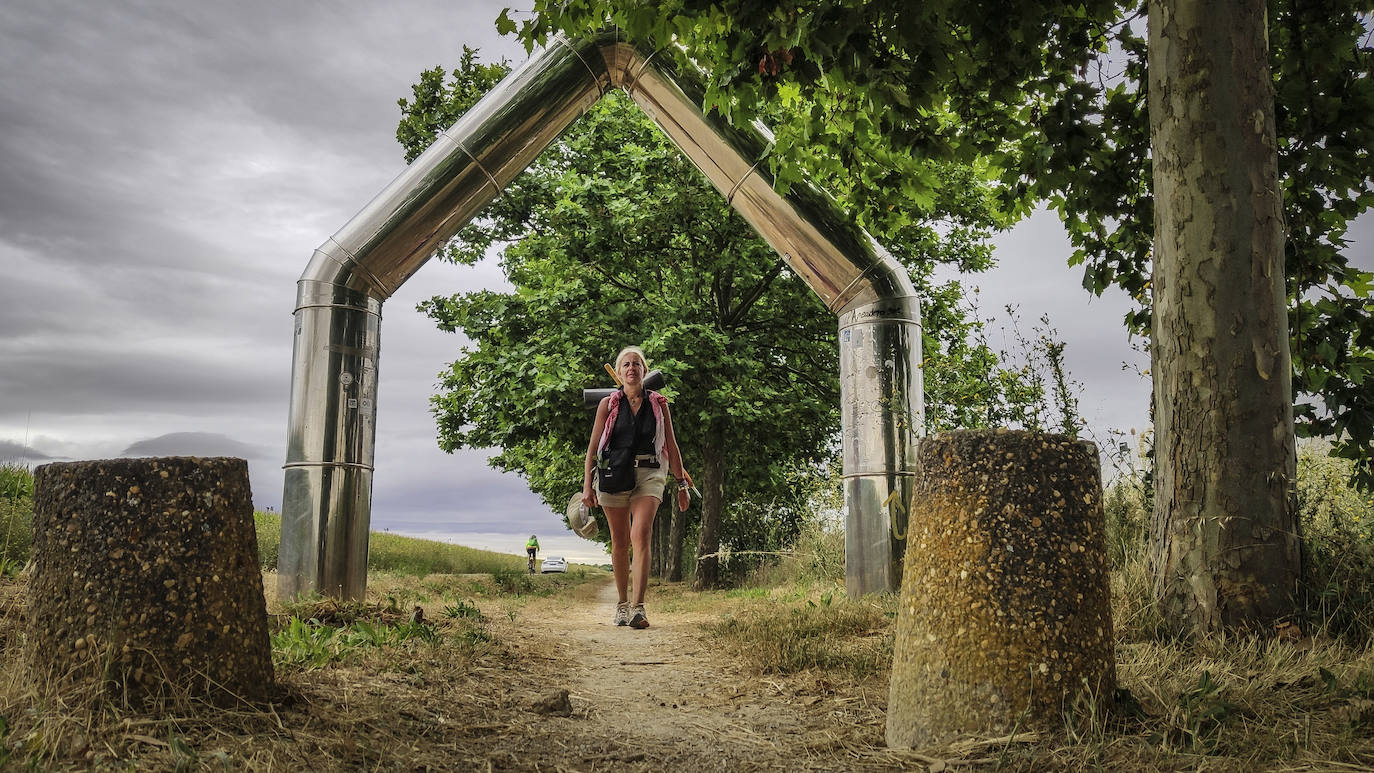 Camino de Burgo Ranero pasamos por debajo de este arco que pretende ser algo así como el ecuador del Camino, al menos para los que lo han empezado en Roncesvalles. No tengo claro si la noticia me anima o me acaba de hundir del todo.