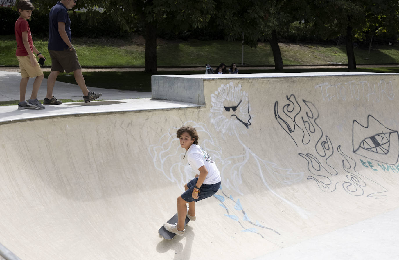 Fotos: Decenas de personas ya utilizan la pista de skate en las Moreras