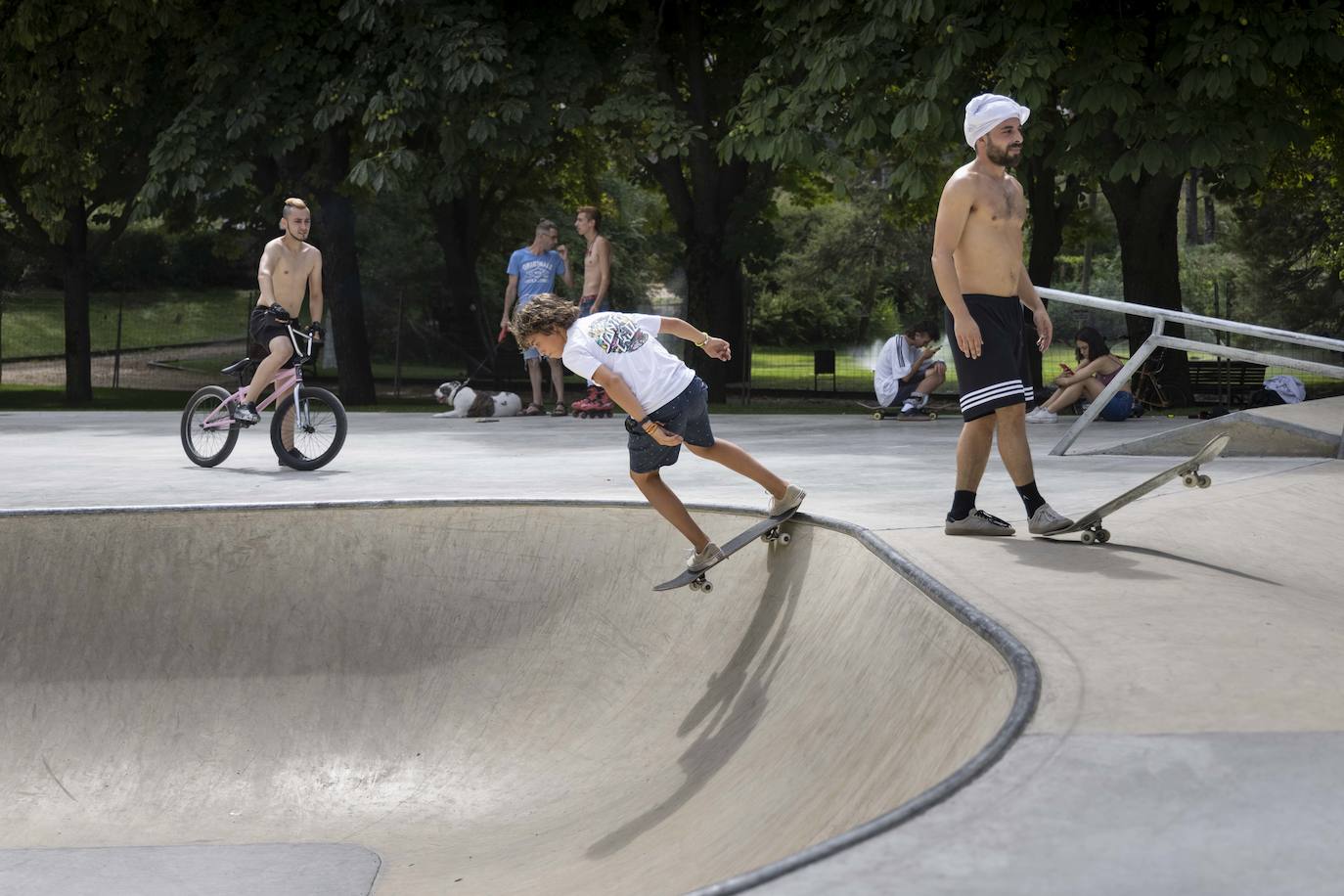 Fotos: Decenas de personas ya utilizan la pista de skate en las Moreras