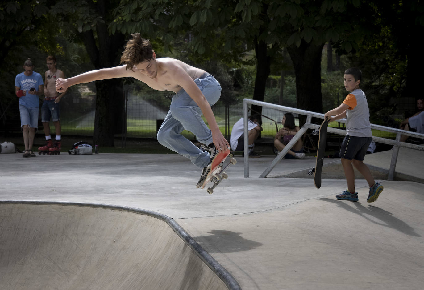 Fotos: Decenas de personas ya utilizan la pista de skate en las Moreras