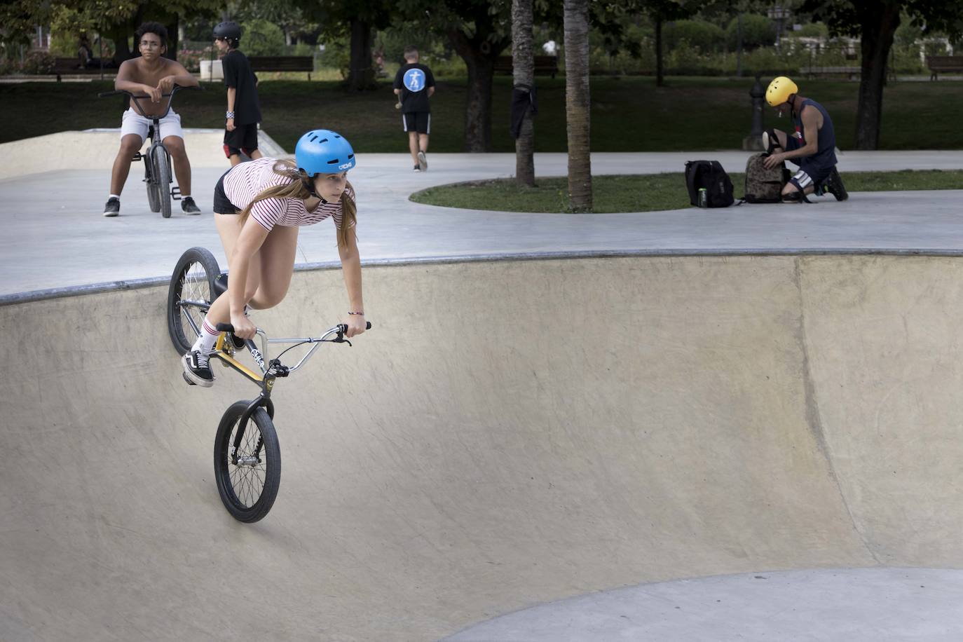 Fotos: Decenas de personas ya utilizan la pista de skate en las Moreras