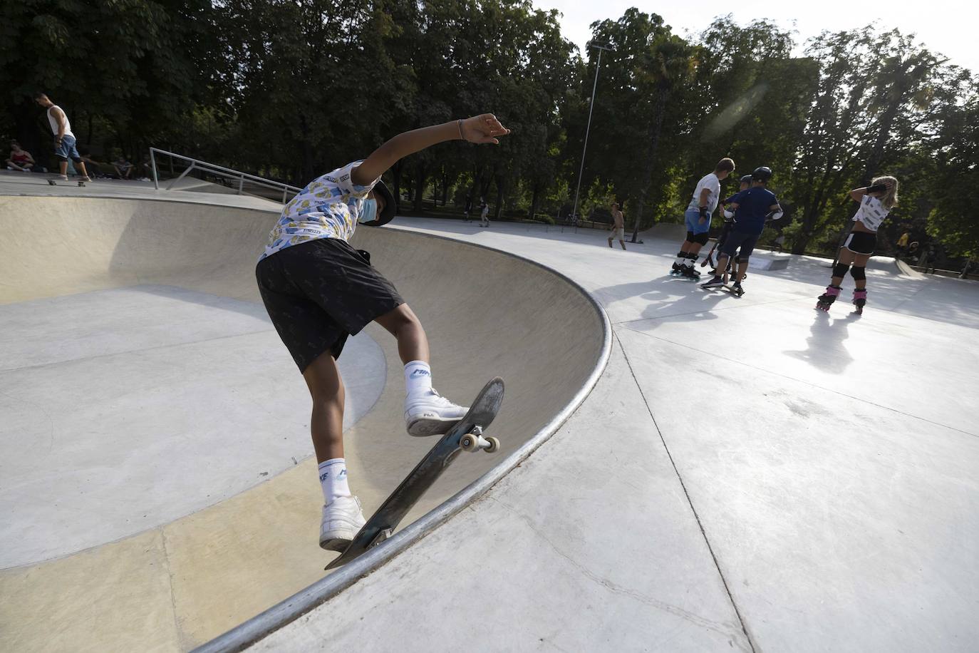 Fotos: Decenas de personas ya utilizan la pista de skate en las Moreras