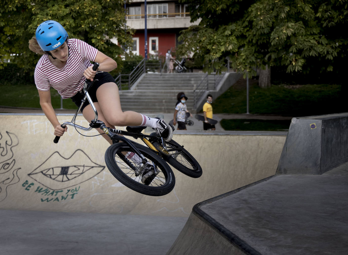 Fotos: Decenas de personas ya utilizan la pista de skate en las Moreras