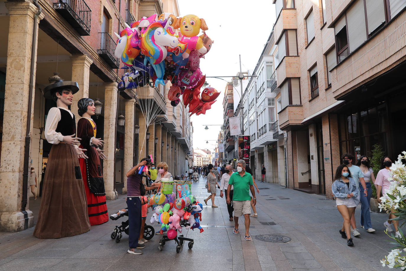 Fotos: Gigantones y cabezudos toman la Calle Mayor de Palencia