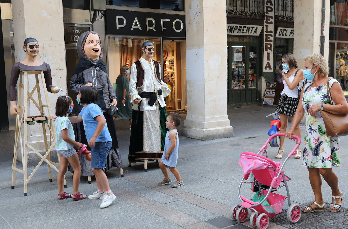 Fotos: Gigantones y cabezudos toman la Calle Mayor de Palencia