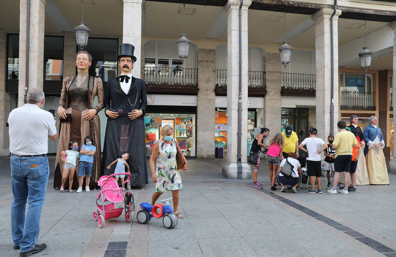 Fotos: Gigantones y cabezudos toman la Calle Mayor de Palencia