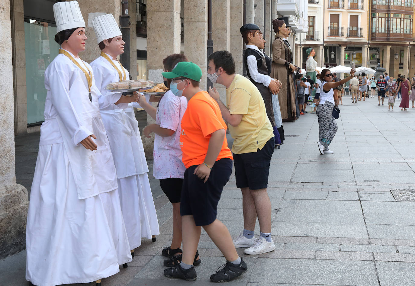 Fotos: Gigantones y cabezudos toman la Calle Mayor de Palencia