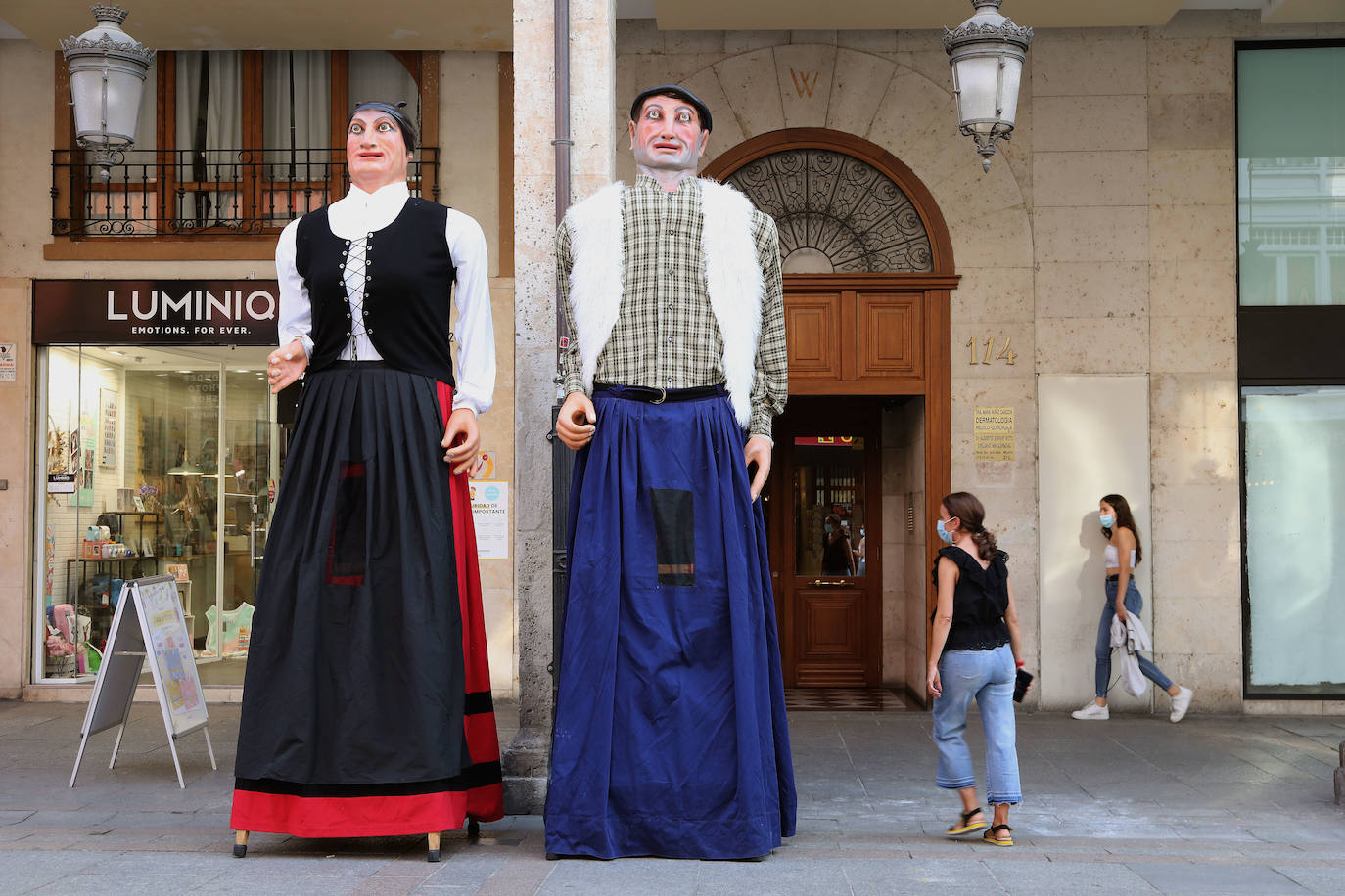 Fotos: Gigantones y cabezudos toman la Calle Mayor de Palencia