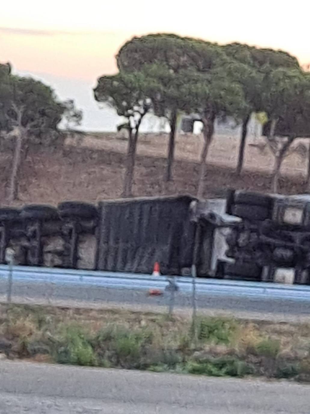 Accidente de un camión en la A-6 a la alttura de rueda.