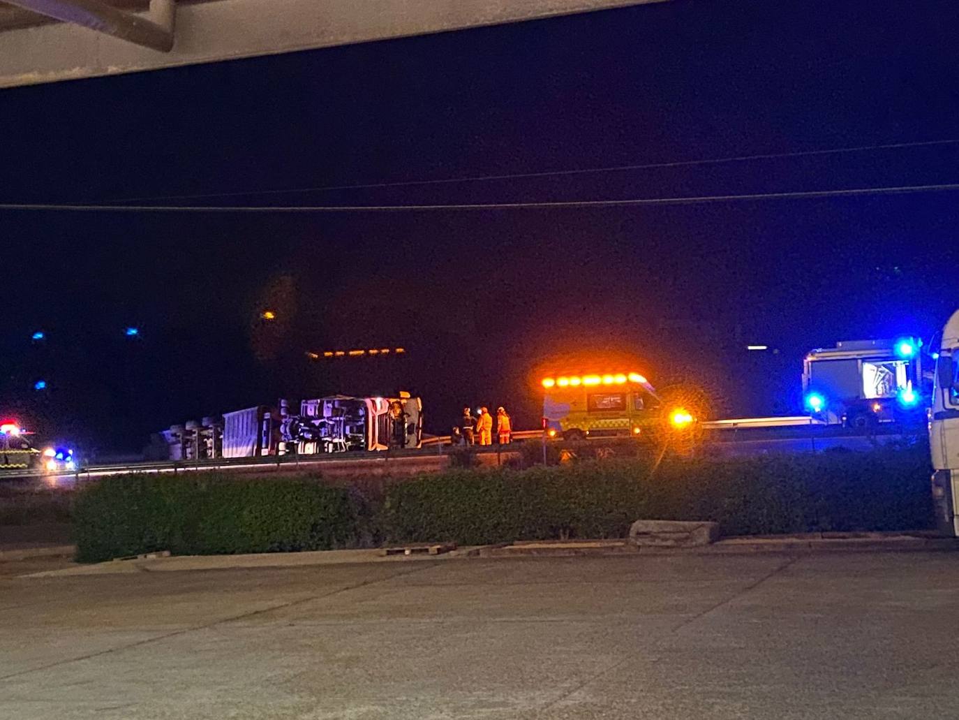 Accidente de un camión en la A-6 a la alttura de rueda.