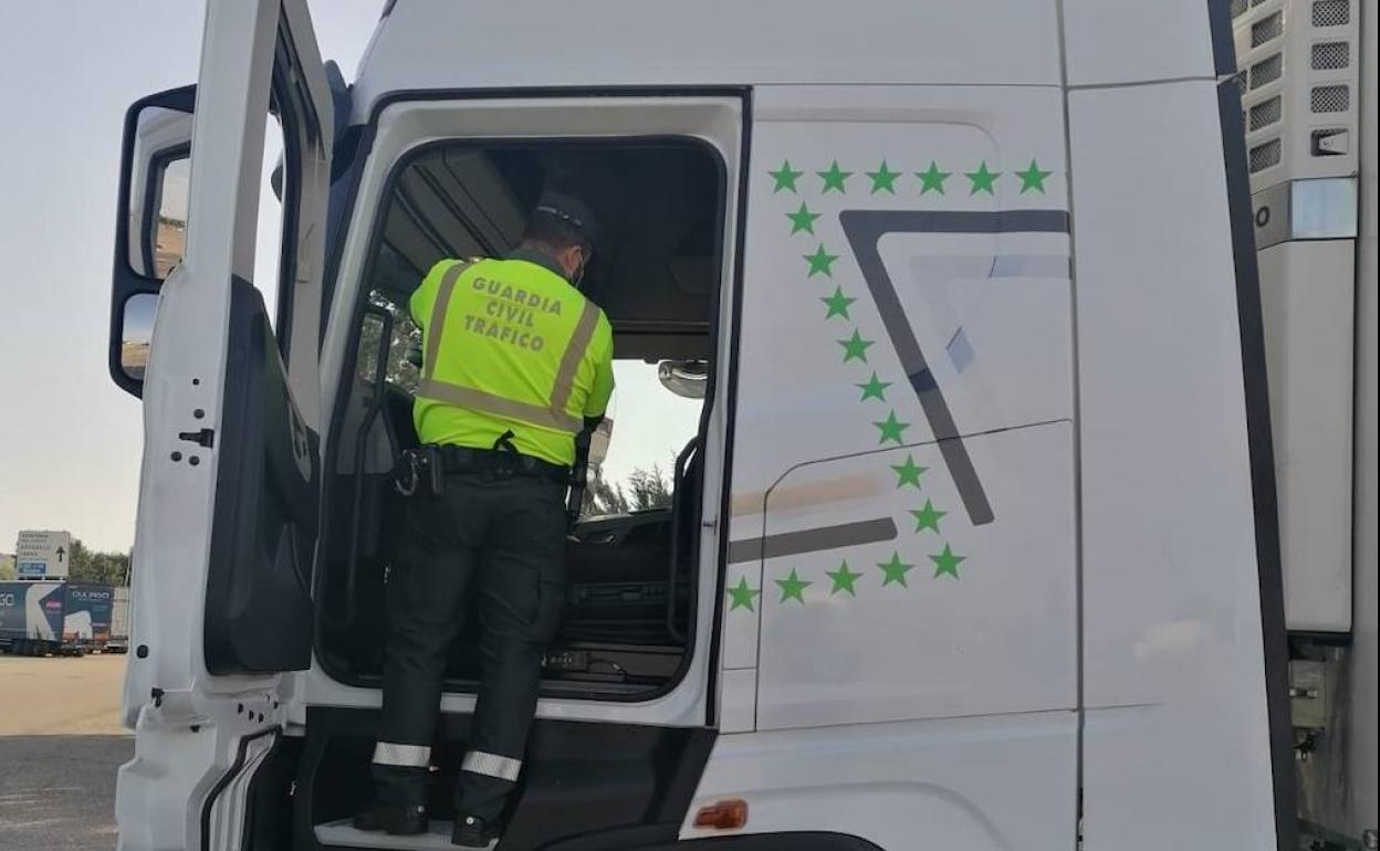 Los agentes inspeccionan el vehículo. 